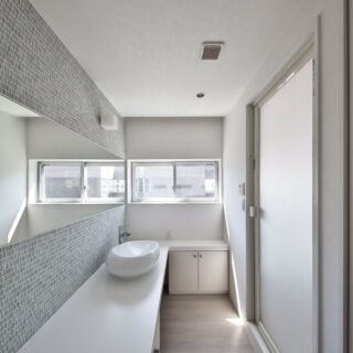 オーナー住戸の洗面室にも光が降り注ぎ、清潔感のある癒しの空間。