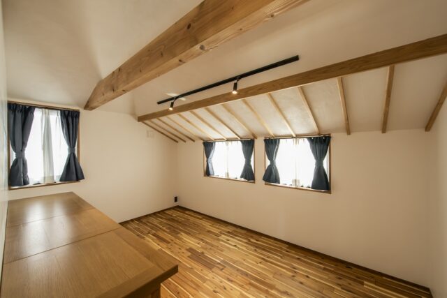 2階の個室。壁と天井は白く塗装しているが、梁は現しに。すっきりしたデザインながら、木の風合いも楽しめる空間となっている