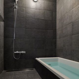 1階浴室。照明はお施主さまが選んだもの。浴槽はメンテナンスしやすく湯あたりもいいホーロー製