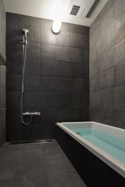 1階浴室。照明はお施主さまが選んだもの。浴槽はメンテナンスしやすく湯あたりもいいホーロー製