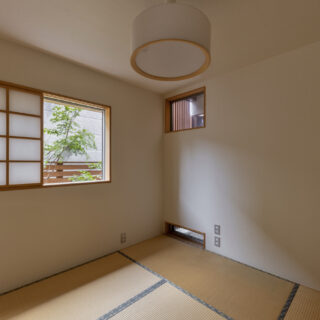 お母さまの部屋である和室は、壁紙に和紙を用いて茶室のような雰囲気。小窓から、玄関のそとん壁の様子も楽しめる