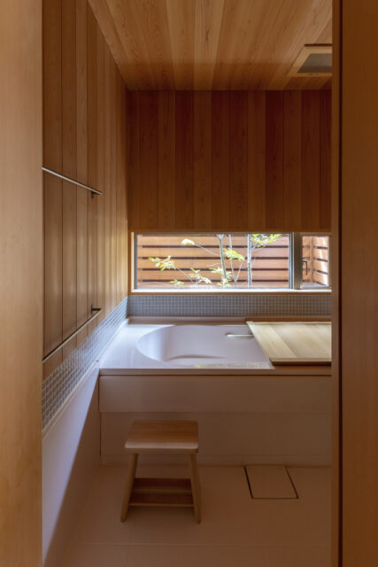 サワラ材を使ったお風呂場は、坪庭の景色も楽しめ和風旅館を思わせる。