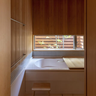 サワラ材を使ったお風呂場は、坪庭の景色も楽しめ和風旅館を思わせる。