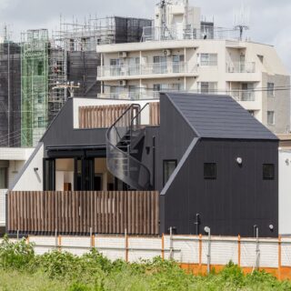 南の外観。南の隣地は某企業の施設が建つ予定。『501.Residence』側は植栽となり、建物は20m以上離れて平屋が建つ計画で、施設が建った後も2階LDKからの眺めは緑豊かなものになる。バルコニーの袖壁はすっきりとコンパクトなデザインだが、近隣住宅からの視線はしっかりカット