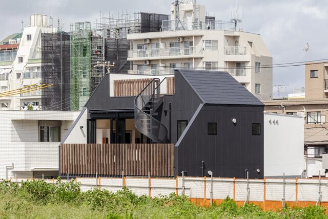 南の外観。南の隣地は某企業の施設が建つ予定。『501.Residence』側は植栽となり、建物は20m以上離れて平屋が建つ計画で、施設が建った後も2階LDKからの眺めは緑豊かなものになる。バルコニーの袖壁はすっきりとコンパクトなデザインだが、近隣住宅からの視線はしっかりカット