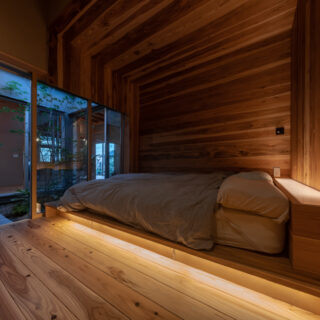 寝室は、あえて天井を低くし、照明も間接照明として籠るような雰囲気に。香りもよく安眠できるという屋久島の地杉材を天井、壁、床仕上げへ使用。