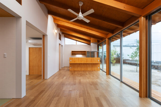 大きな窓、天井現しの開放的なLDK。キッチンもアイランド型で、家事をしながら庭の景色や室内の様子がわかる。