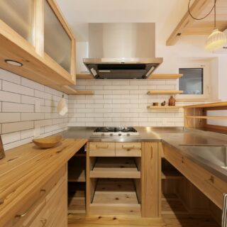 藤田さんの家づくりでは、キッチンも造作するのが基本スタイル。要望に合わせて藤田さんが設計・デザインしたキッチンを大工職人の手作業でつくってくれる。持っている食器などの量も考慮するので収納もたっぷりあり、新たに棚やワゴンを置く必要がない