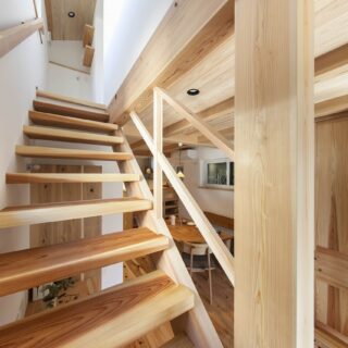 階段は壁で囲わないオープンな造り。吹抜けのように、上階とつながる感覚や開放感を得られる