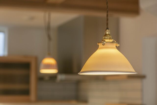 キッチンとリビングダイニングに設置したペンダントライトは、益子で活躍する陶芸家・伊藤叔潔（よしゆき）さんの作品。磁器でつくられており、光が柔らかく透過する