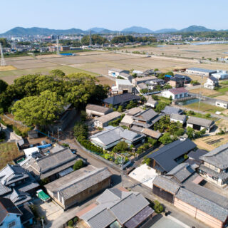 N邸は、付近に田畑が広がり、昔ながらの瓦屋根の家が点在するまちに、ずっと前からそこにあったかのように佇む。