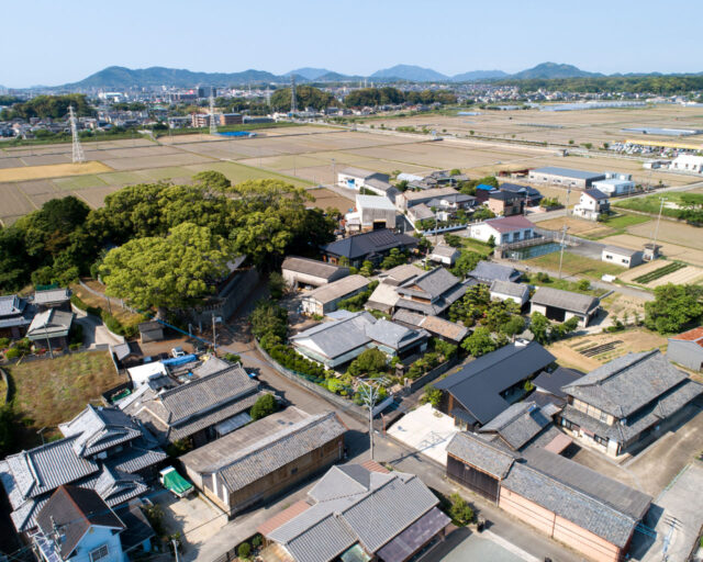 N邸は、付近に田畑が広がり、昔ながらの瓦屋根の家が点在するまちに、ずっと前からそこにあったかのように佇む。