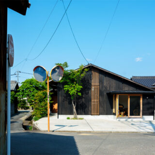 外壁の杉板はNさん自らの手で塗った。右側のガラス戸が店舗スペース。壁の中央の木のスリットは、暗くなりがちな室内に光を導くほか、アイキャッチャーの役割も。