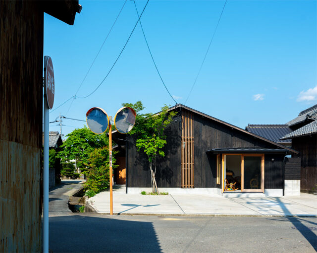 外壁の杉板はNさん自らの手で塗った。右側のガラス戸が店舗スペース。壁の中央の木のスリットは、暗くなりがちな室内に光を導くほか、アイキャッチャーの役割も。