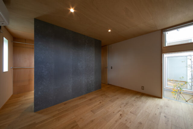主寝室は、壁で仕切られたWICを併設。温かみのある自然素材に囲まれた安心感のある空間
撮影：dot DUCK株式会社　内山昭一