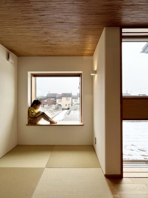 リビングの一角には、ごろんと横になれる畳コーナーを設置。広くとられた出窓は、お子さんのお気に入りの読書スポット。