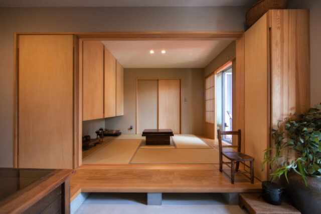 玄関脇にある客間にもなる和室にも古家具が置かれる。愛媛県では7割程度の施主が和室を要望するという。玄関のシューズボックスも上田さんのオリジナル造作。