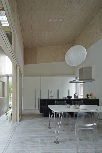 ダイニングキッチンも、リビング同様にせっ器質タイルのシームレスな床で繋がる。白壁の清潔感と上部の構造用合板の木の温もりを感じられるほっこり空間。
