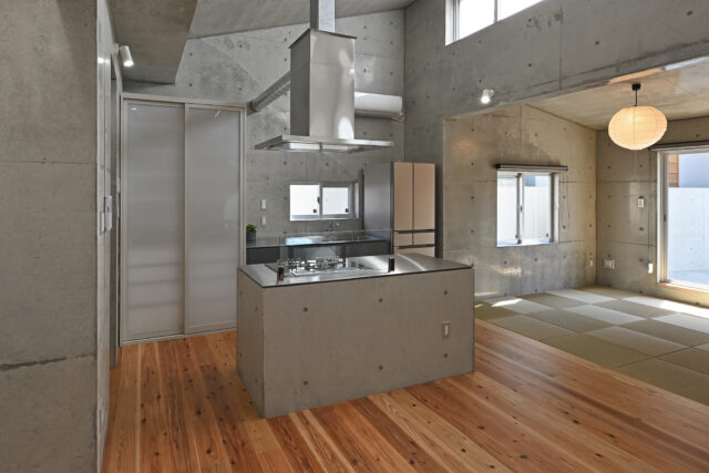 キッチンはオーダーメイド。作業台の壁面もコンクリートで作成した