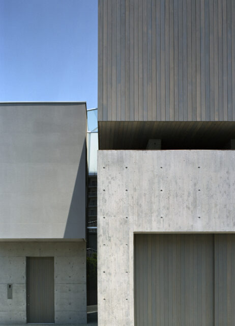 外壁。1階は杉板型枠のコンクリート、2階は杉板と構造の違いに合わせて素材を変えた

