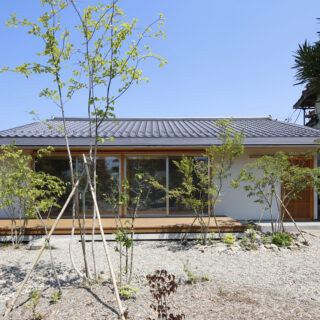 夫婦２人の新居はコンパクトな平屋建て。切妻の瓦屋根が旧家の面影を感じさせる。