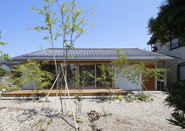 夫婦２人の新居はコンパクトな平屋建て。切妻の瓦屋根が旧家の面影を感じさせる。