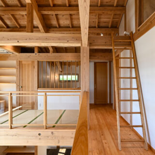 2階のロフト部分。宮崎県の飫肥杉をふんだんに用いており、どこにいても木の温かみを感じることができる