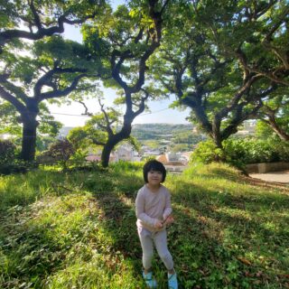 岸田さんが家づくりのインスピレーションを得た里山の饒波の杜と、岸田さんの娘さん