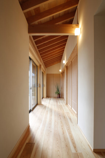 邸内のくれ縁（内縁）は、リビングや和室への廊下でもあるし、それぞれの部屋を拡張するユーティリティースペースでもある