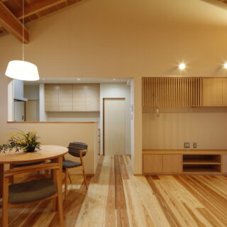 邸内は「ほっとできる空間」であるよう、杉板や珪藻土など、慣れ親しんできた自然素材を使用。
