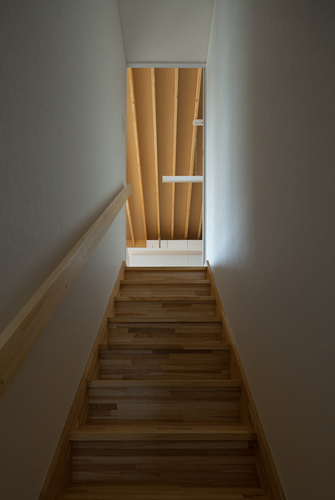 住居の階段。この部分はあえて閉鎖的にし、2階に上がったときの開放感が強まるように計画した