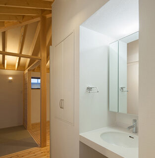 2階、洗面はシンプルで機能的。廊下を挟んで和室（画像左）までがひと続きで圧迫感を感じない