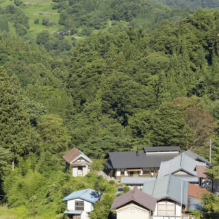 小川村の小根山中腹の小さな集落に佇む「土間の家」。周辺に建っている家屋や環境と馴染むよう、古民家を“新築”した