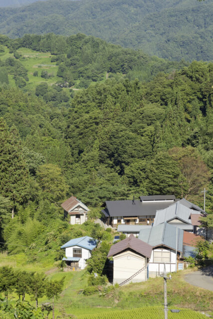 小川村の小根山中腹の小さな集落に佇む「土間の家」。周辺に建っている家屋や環境と馴染むよう、古民家を“新築”した