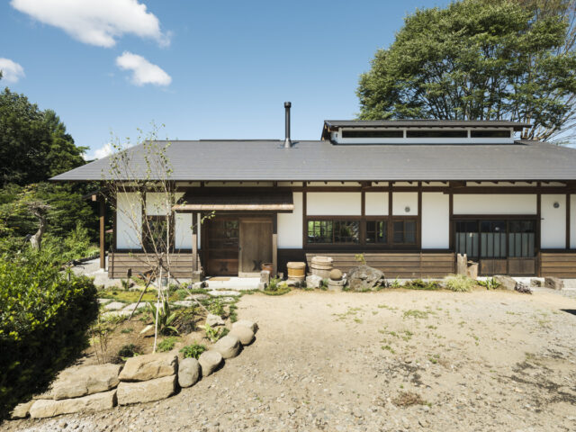 土地の東側から家の正面を見る。内壁同様、外壁も真壁造りとなっていて、周囲の家屋とも違和感なく馴染んでいる。外壁の漆喰は左官職人が施工