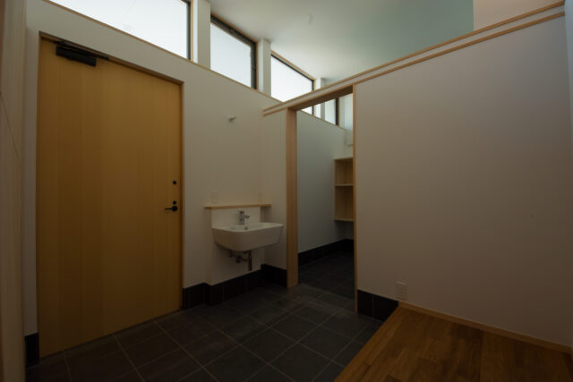広々とした玄関は多数の来客にも対応可能。手洗い場や土間収納で利便性も高い