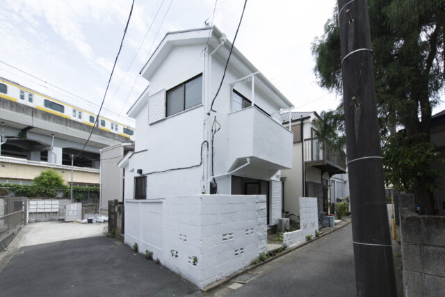 屋根や外壁など、雨漏りにつながる部分の補修を行った上で、外壁や塀の塗装は久保さん自らの手で行うことでコストカットも図ったという。