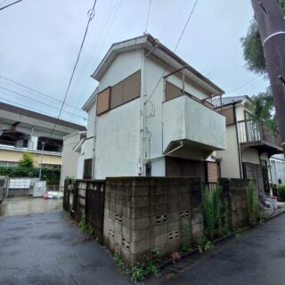 西荻窪駅から徒歩７分程度と好立地ながらも、再建築不可物件のため、なかなか買い手がつかなかったという物件。