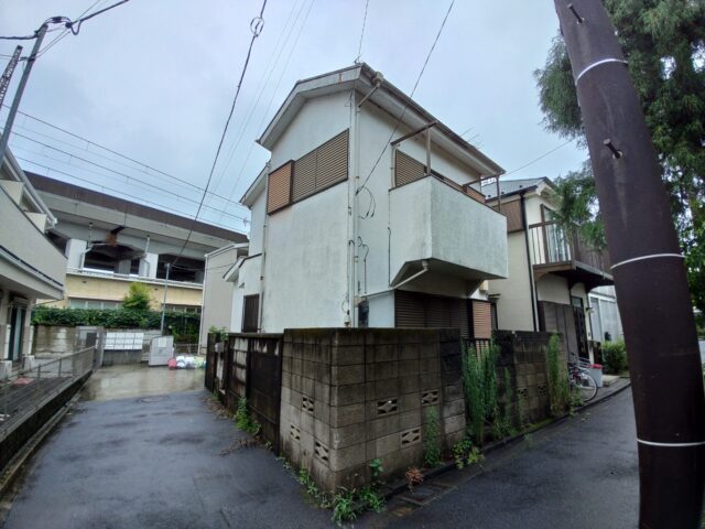 西荻窪駅から徒歩７分程度と好立地ながらも、再建築不可物件のため、なかなか買い手がつかなかったという物件。