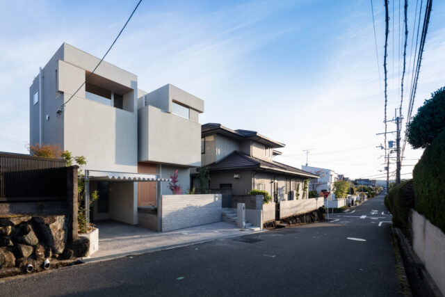 奈良の高級住宅地に佇むI邸。街へ圧迫感を与えないようセットバックして建築することで、２台目の駐車スペースも確保できた
