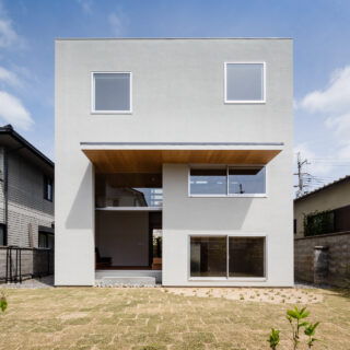 広々とした芝生の庭は、子どもたちの絶好の遊び場に。深い軒を設けることで、夏の日差しや雨を適度に遮る