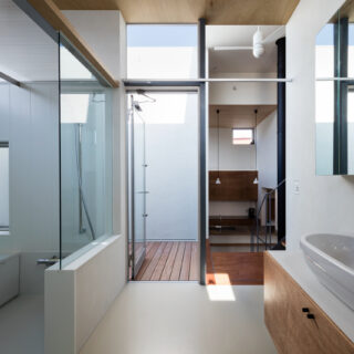 洗面・風呂場といった水回りは、光を取り込めるよう扉を設けず、必要な時にカーテンで仕切る仕様。浴室天井もポリカーボネート製とすることで光を取り込む