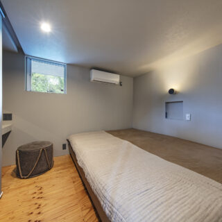 寝室は天井も低く、籠るような落ち着きの空間に。
