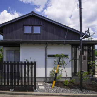 それぞれの屋根がつくる表情 − 2階を北側（写真左）に寄せることで、南側（写真右）の軒先が低くなる仕掛けが見て取れる。2階は屋根裏部屋のように見えるが目の錯覚を利用したもので、実際には問題のない室内高を確保している