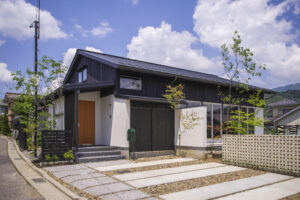 施主と建築家の切妻屋根への想いが結実 水平の軒がつくる凛とした佇まいの家