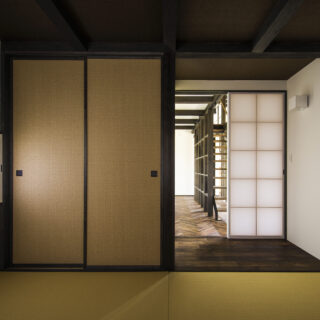 和紙で表現された和モダン − 和室で使われる畳表と壁紙の素材には和紙を使用。壁紙の和紙は、LDKに使われている漆喰とあえて変えることで、部屋の表情に変化をつけた