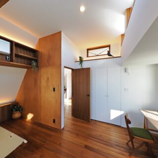 Nさんの個室。天井が高い部分と、低く抑えて籠れる部分とを設けることで、居心地のよい空間に。