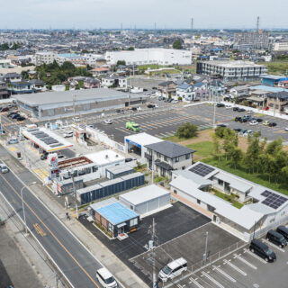 畑や雑木林だった場所に住宅、店舗、駐車場などが建ち並ぶようになってきたW邸周辺。外側からは四角く感じられるものの、中庭に面した部分は建物が雁行している。屋根も切妻がWの文字のように連なっている