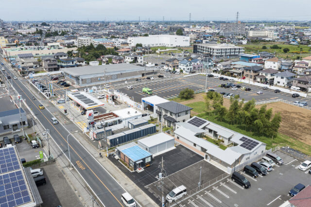 畑や雑木林だった場所に住宅、店舗、駐車場などが建ち並ぶようになってきたW邸周辺。外側からは四角く感じられるものの、中庭に面した部分は建物が雁行している。屋根も切妻がWの文字のように連なっている