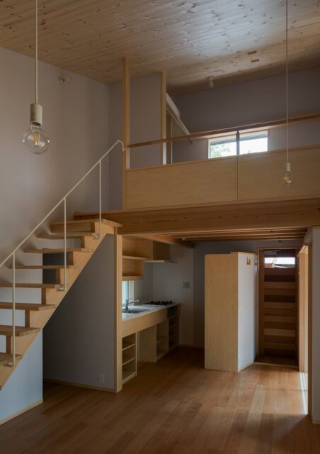 吹抜けの大空間の2階は寝室。1階の写真奥はキッチン。階段下を写真左に入るとウォークスルークローゼット